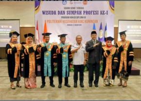 Memuliakan Manusia dari Ruang Kesehatan: Pesan Bupati Kuningan di Wisuda Perdana Poltekkes KMC