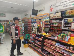 Patroli Ke pertokoan Wilayah hukumnya Antisipasi Guan Kamtibmas, Rutin dilaksanakan Anggota Polsek Tempuran Polres Karawang.

