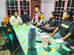 Anggota Polsek Batujaya Sambangi Masyarakat Segaran untuk melaksanakan Kegiatan Ngawangkong