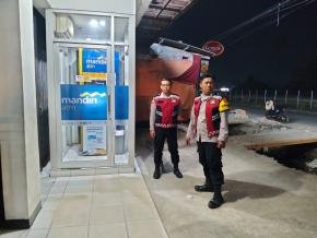 Anggota Polsek Batujaya Ciptakan Keamanan di Bank Mandiri Unit Batujaya