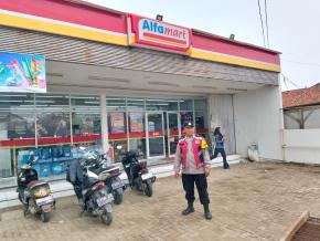 Anggota Polsek Batujaya melaksanakan Patroli Prekat serta Ciptakan Keamanan di Minimarket