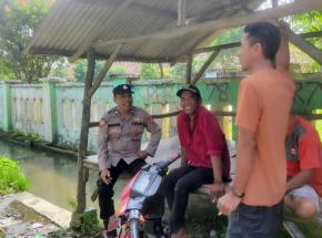 Anggota Polsek Pakisjaya Berikan Himbauan Harkamtibmas Dengan Warga Desa Binaan Giat Door to Door