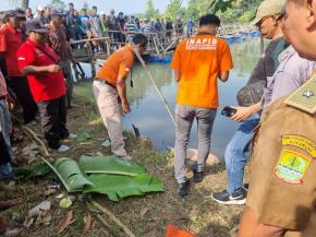 Tim Inafis Satreskrim Polres Karawang Lakukan Olah TKP Penemuan Mayat di Aliran Sungai Citarum