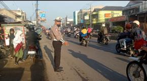 Unit Lantas Polsek Klari Pastikan Arus Lalin Lancar, Lakukan Gatur di Arteri Klari Kosamb