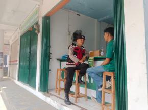 Penjaga Sahabat Gadai Loji Diedukasi Personil Polsek Tegalwaru Saat Patroli Siang Agar Waspada