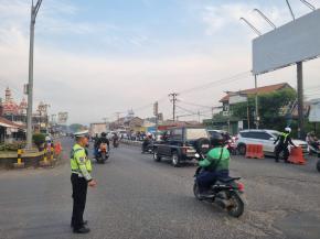 Potret Rutinitas Polantas di Karawang, Jaga Ketertiban hingga Kelancaran di Jalan Raya