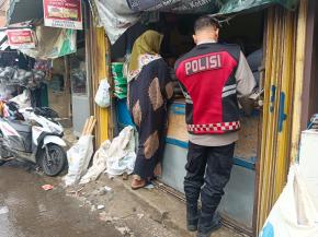 Personil Polsek Tegalwaru Giat Patroli Siang Monitoring Ketersediaan Pangan Jelang Nataru