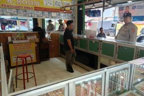 Demi Keamanan dan Kenyamanan Masyarakat. Aipda Aming Polsek Tempuran Kontrol Ke Toko Perhiasan.