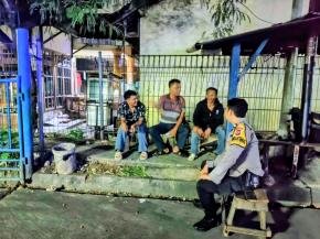 Bhabinkamtibmas Polsek Klari Sambangi Warga Saat Ronda Malam, Ajak Masyarakat Jaga Lembur