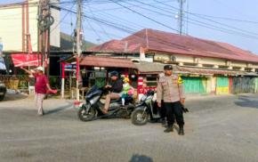 Anggota Polsek Pedes Polres Karawang Gatur Pagi Cegah Kecelakaan Saat Masyarakat Berlibur