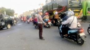 Personil Lantas Polsek Klari Hadir di Tengah Padatnya Arus Pagi Saat Masyarakat Akan Melaksanakan Aktifitas