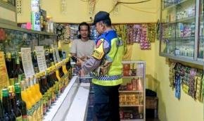 Cegah Gangguan Kamtibmas, Polsek Banyusari Intensifkan Razia Miras demi Kenyamanan Warga
