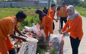 Petugas DLH Kabupaten Bekasi Ajak Masyarakat Kurangi Sampah Saat Perayaan Nataru 2026