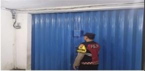 Kunci Pertokoan di Loji Kulon Diperiksa Personil Polsek Tegalwaru Pada Patroli Malam