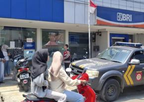 Petugas Parkir Bank BRI Loji Diingatkan Waspada Oleh Personil Polsek Tegalwaru Pada Patroli Siang