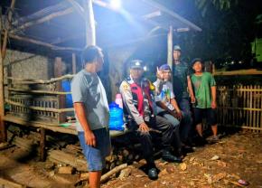 Anggota Polsek Batujaya Sambangi Masyarakat Desa Telukbango guna melaksanakan Giat Ngawangkong