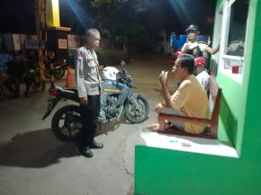 Bhabinkamtibmas Desa Duren Polsek Klari Patroli Sambang Warga di Perum BKP Saat Ronda Malam