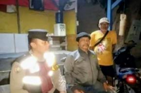 Bhabinkamtibmas Ikut Serta Dalam Giat Ronda Bersama Warga