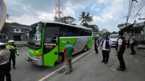 Satlantas Polres Karawang Gelar Ramp Chek Kendaraan Angkutan Bus di Simpang Mutiara