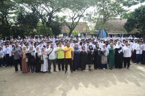 Tidak Hanya Melakukan Aksi Bersih- Bersih, Kapolres Karawang juga Pulihkan Trauma Siswa Pasca Banjir