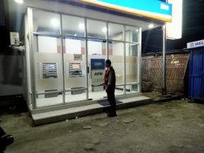 Anggota Polsek Batujaya Ciptakan Keamanan di Bank BRI Unit Batujaya melalui kegiatan Patroli Prekat