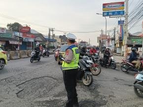 Dedikasi Polantas di Karawang, Atur Lalu Lintas demi Mencegah Kemacetan hingga Laka Lantas