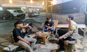 Bhabinkamtibmas Laksanakan Giat Sambang sekaligus Ngawangkong Bersama Warga Sukajaya