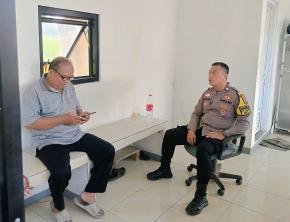 Sampaikan Nomor Layanan Kepolisian Dilakukan Oleh Bhabinkamtibmas Polsek Klari