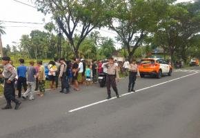 Patroli Ops Ketupat Rinjani 2026, Personel Polda NTB Evakuasi Korban Kecelakaan di Bypass Mandalika