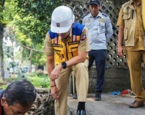 Pedagang Diminta Jaga Trotoar, Dedie Rachim Temukan Saluran Air Dipenuhi Sampah