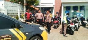 Patroli Siang Hari, Personil Samapta Polsek Rengasdengklok Kunjungi Bank BRI Rengasdengklok
