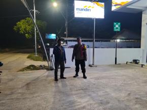 Anggota Polsek Batujaya Cegah GU Kamtibmas di Bank Mandiri Unit Batujaya pada malam hari