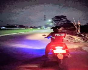 Jalan Baru Sangkuriang Desa Cintalaksana Dimonitor Personil Polsek Tegalwaru Saat Patroli Malam Cegah Kejahatannya 