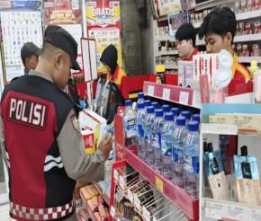 Pastikan Miimarket di Wilayah Loji Aman dari Kejahatan, Personil Polsek Tegalwaru Patroli Malam