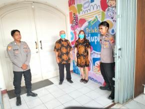 Polsek Rengasdengklok Berikan Pengamanan Ibadah Kebaktian Minggu di Gereja Bhetel Tabhernakel