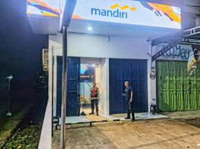 Bripka Yogi Aditia Cegah GU Kamtibmas di Bank Mandiri Unit Batujaya oleh Anggota Polsek Batujaya