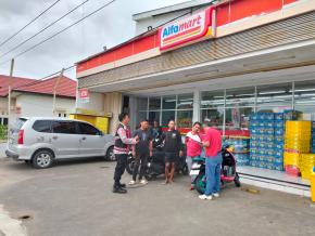 Kanit Reskrim Polsek Batujaya bersama Anggotanya melaksanakan Giat Cipta Kondisi KRYD di Minimarket Desa Kutaampel