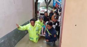 Kapolsek Pamanukan Sigap Evakuasi Lansia Sakit Stroke Terdampak Banjir