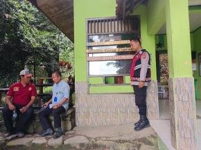 Pastikan Pengunjung Aman, Personil Polsek Tegalwaru Patroli Siang Monitor Objek Wisata Curug Cigeuntis