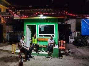 Pastikan Lingkungan Binaan Aman, Bhabinkamtibmas Polsek Klari Patroli Pemukiman Warga di Pos Ronda