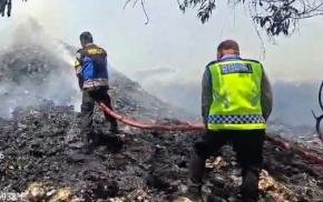 Kebakaran Lahan Kosong di Klari, Respons Cepat Polisi Cegah Api Meluas