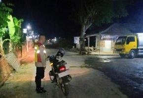 Jalan Sepi Desa Wargasetra Dimonitor Malam oleh Personil Polsek Tegalwaru Antisipasi Begal dan Pekat