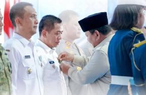 Dedikasi untuk Daerah Berbuah Penghargaan, Bupati Karawang Terima Satyalancana Wira Karya