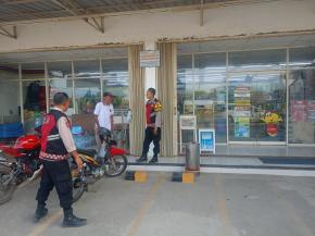 Anggota Polsek Batujaya melaksanakan Giat Cipta Kondisi KRYD di Minimarket Batujaya