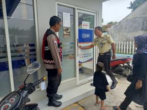 Upaya Ingatkan Security Perbankan agar tetap berkomunikasi kepada pihak kepolisian perihal kamtibmas di wilayah hukum polsek tempuran.