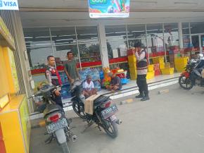 Anggota Polsek Batujaya mengantisipasi terjadinya GU Kamtibmas di Minimarket