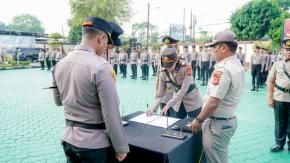Kapolres Karawang Pimpin Upacara Sertijab Kasat Binmas Dan Kapolsek Pedes