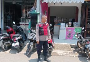 Personil Polsek Tegalwaru Giat Patroli Siang Sambang Warga Monitor Parkiran di Pasar Loji Cegah Curanmor