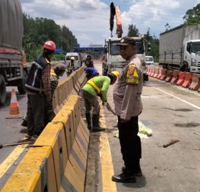 Bhabinkamtibmas Polsek Klari Aktif Awasi Proyek Renovasi Play Over di Wilayah Binaannya
