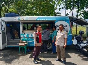 Personil Polsek Tegalwaru Patroli Siang Sambang Warga di Pelayanan Mobile Samsat Karawang Edukasi Waspada